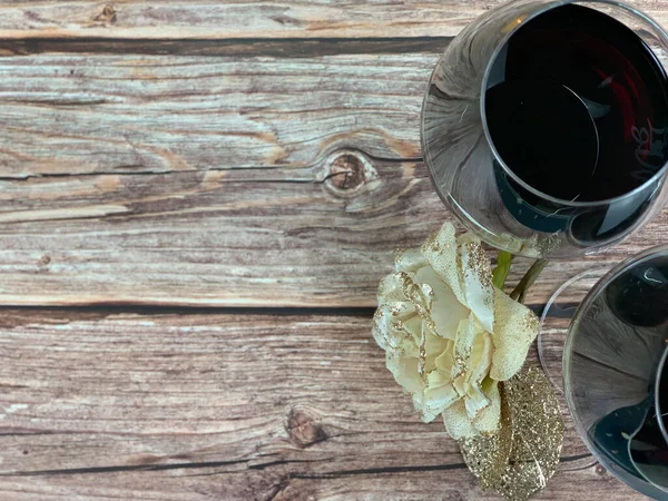 Zwei Gläser Rotwein Begleitet Von Einer Weißen Rose Auf Holzbasis — Stockfoto