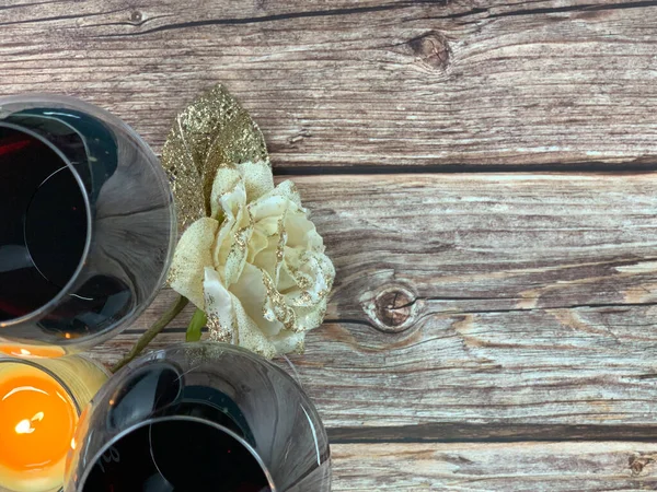 Zwei Gläser Rotwein Begleitet Von Einer Weißen Rose Auf Holzbasis — Stockfoto