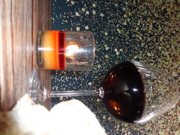Zwei Gläser Rotwein Begleitet Von Einer Weißen Rose Auf Holzbasis — Stockfoto