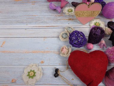 Kalpli, çiçekli ve dekorasyonlu romantik bir sahne. Eski ahşap bir arka planda, yazacak yeri olan.