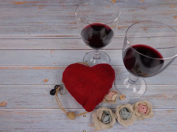 Romantische Szene Von Zwei Gläsern Rotwein Und Einem Roten Herz — Stockfoto