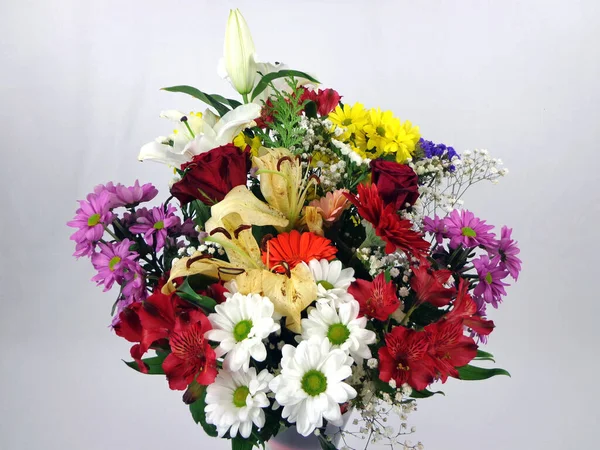 Букет Різноманітних Квітів Скляній Вазі Білому Тлі — стокове фото
