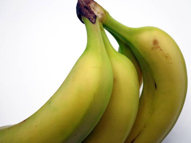 Beyaz arka planda izole edilmiş muzlar