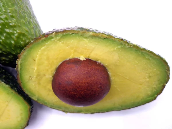 Avocado Χωρίζεται Στη Μέση Απομονώνονται Λευκό Φόντο — Φωτογραφία Αρχείου