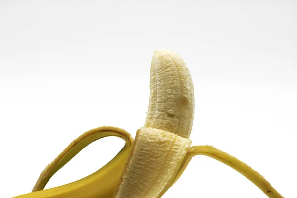 Banana Descascada Isolada Sobre Fundo Branco — Fotografia de Stock