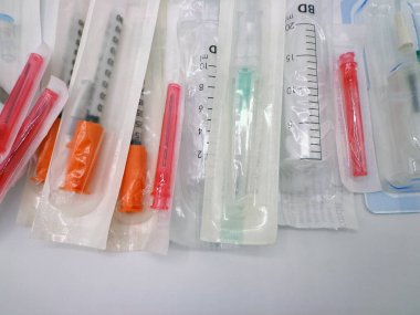 Tıbbi malzeme, çeşitli modellerin şırıngaları.