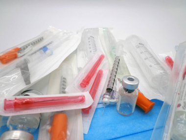 Tıbbi malzeme, çeşitli modellerin şırıngaları.