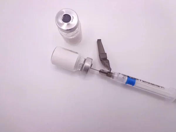 Spuiten Injectieflacons Met Blanco Etiketten Ruimte Tekst Plaatsen — Stockfoto