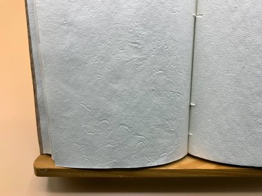 Not defterini aç, metin için boş alanı olan kürsüde