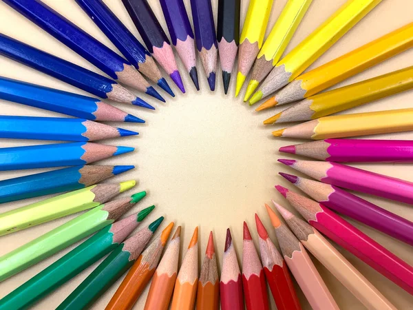 Lápis Coloridos Colocados Círculo Espaço Vazio Para Colocar Texto — Fotografia de Stock