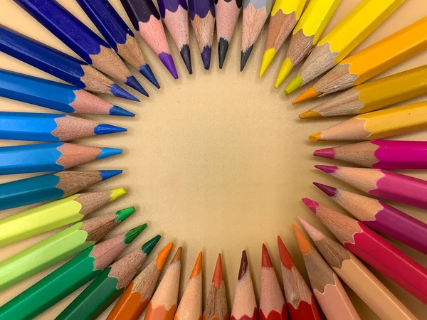 Lápis Coloridos Colocados Círculo Espaço Vazio Para Colocar Texto — Fotografia de Stock