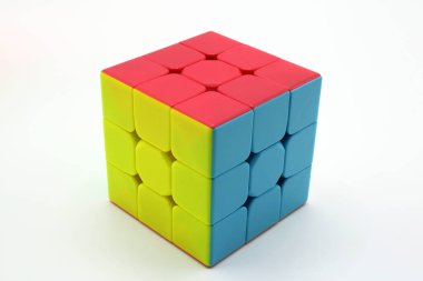 3x3 sihirli küp beyaz arkaplanda izole