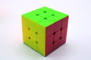 3x3 sihirli küp beyaz arkaplanda izole