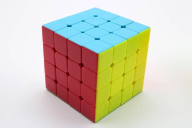 4x4 sihirli küp beyaz arkaplanda izole