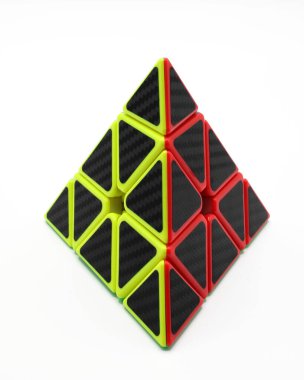 Beyaz arka planda izole edilmiş sihirli piramit