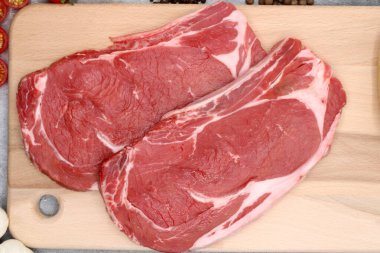 İki bifteğe yakın plan.