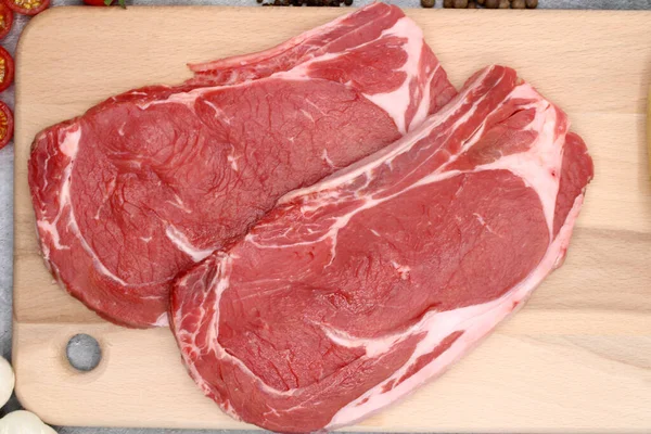 İki bifteğe yakın plan.