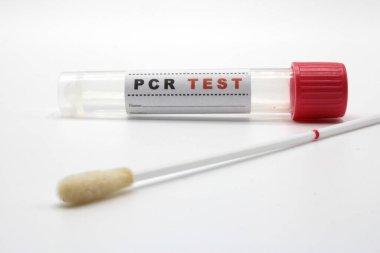 Beyaz arkaplanda izole edilmiş PCR testi