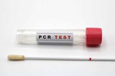 Beyaz arkaplanda izole edilmiş PCR testi