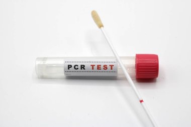 Beyaz arkaplanda izole edilmiş PCR testi