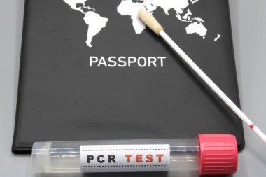 Pasaport bir PCR testinin yanında