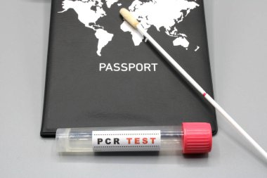 Pasaport bir PCR testinin yanında