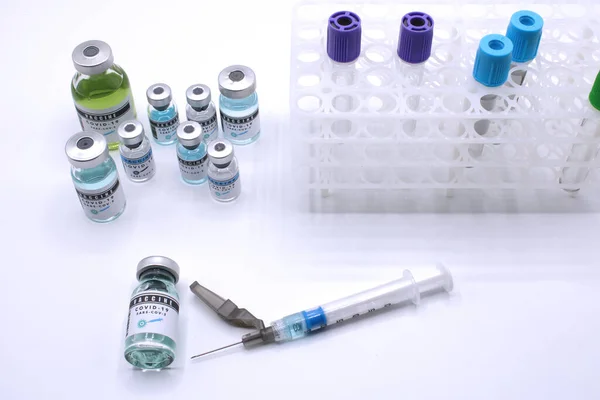 Vaccin Injectieflacons Naast Een Spuit Van Bovenaf Gezien — Stockfoto