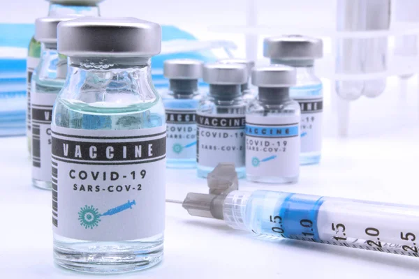 Aşı şişeleri şırınganın yanında.