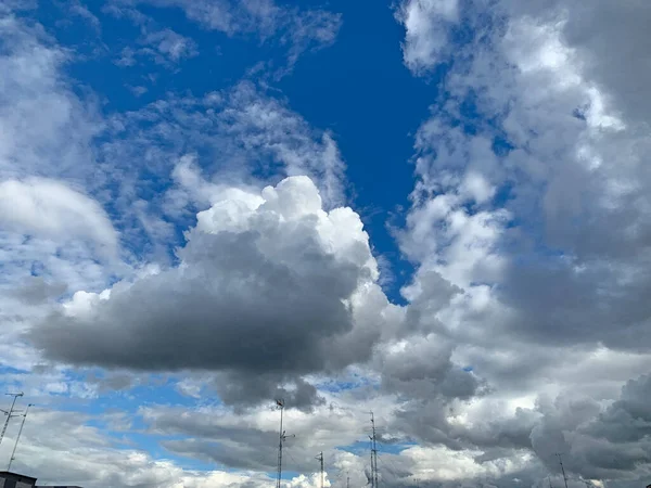 Nubes Esponjosas Sobre Cielo Azul — Foto de Stock
