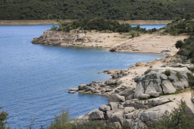 Atazar rezervuarının kıyısı 