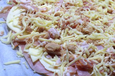 Pişirmeden önce ev yapımı pastırmalı pizza.
