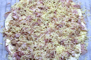 Pişirmeden önce ev yapımı pastırmalı pizza.