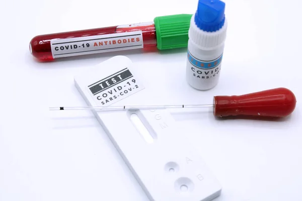 白い背景に孤立したCovidの抗体検査 — ストック写真