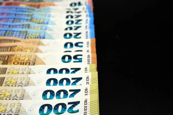 Банкноты Евро Размещены Черном Фоне — стоковое фото