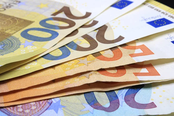 Банкноты Евро Размещены Черном Фоне — стоковое фото