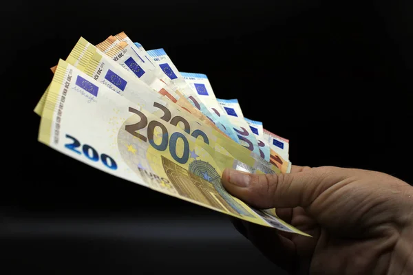 Рука Предлагающая Банкноты Евро Черном Фоне — стоковое фото