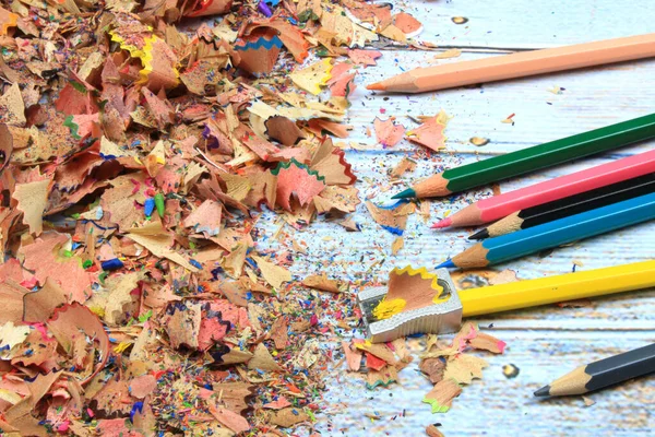 Kolorowe Ołówki Wraz Chipem Drzewnym — Zdjęcie stockowe