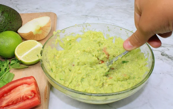 Hand Crushing Avocado Bowl Make Guacamole — Fotografia de Stock