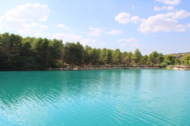 Turkuaz mavi sulu Ruidera gölleri 