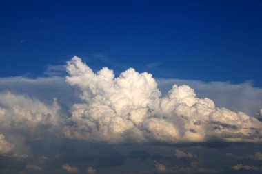 Koyu mavi gökyüzü üzerinde sıkıştırılmış bulutlar