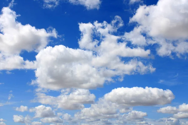 Nubes Esparcidas Sobre Cielo Azul Intenso Imágenes de stock libres de derechos