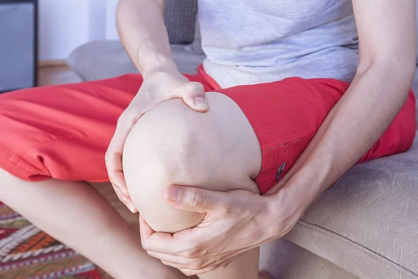 Een Vrouw Die Haar Knie Vasthoudt Pijnconcept Gezondheidszorg Medisch Concept — Stockfoto