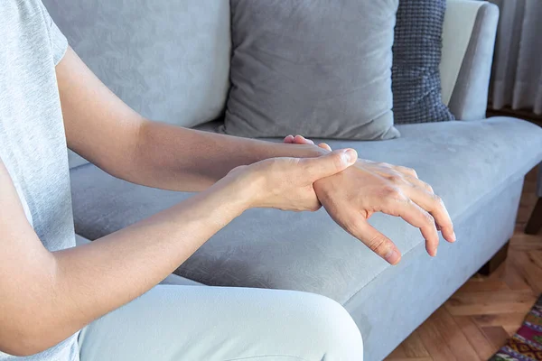 Een Vrouw Die Haar Pols Vasthoudt Pijnconcept Vrouw Die Hand — Stockfoto