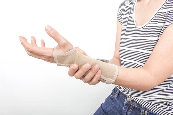 女人牵着她的手腕 疼痛的概念 女人手牵着手腕疼痛的部位 办公室综合症 愤怒的疼痛 — 图库照片