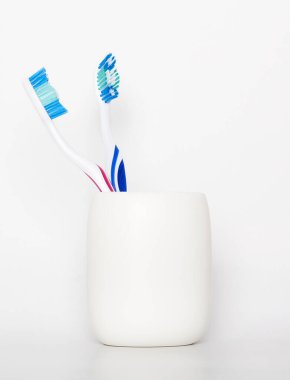 Beyaz arkaplanda diş fırçaları.