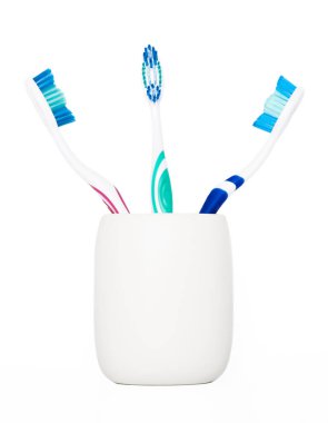 Beyaz arkaplanda diş fırçaları.