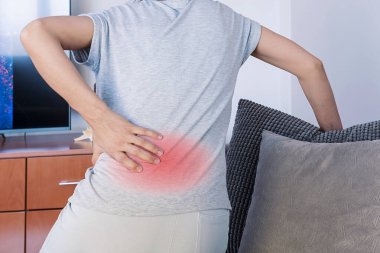 Kadın ağrıyan beline dokunuyor. Düşük bel ağrısı konsepti. Sağlık kavramı. 