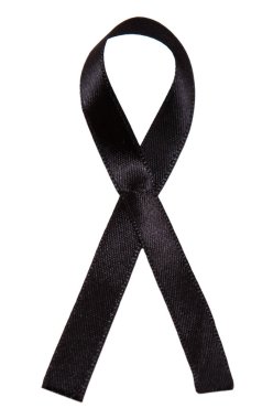 Beyaz arka planda siyah kurdele. Siyah kurdele farkındalığı arttırır. Melanoma ve cilt kanseri farkındalığı.