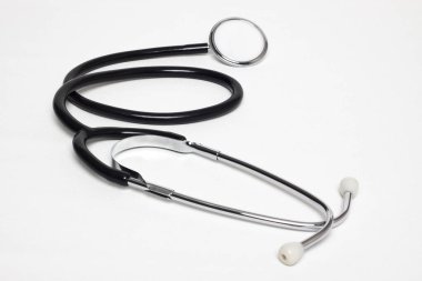  Beyaz arka planda steteskop. Sağlık kavramı.