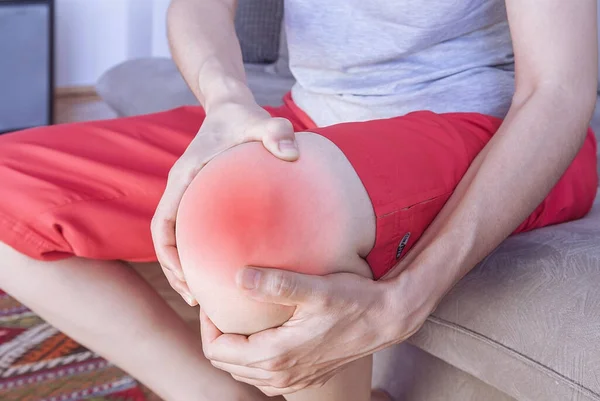 Een Vrouw Die Haar Knie Vasthoudt Pijnconcept Gezondheidszorg Medisch Concept — Stockfoto